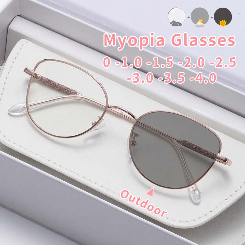 Street Fashion Photography - Fashionable Cat Eye Photochromic Myopia Glasses