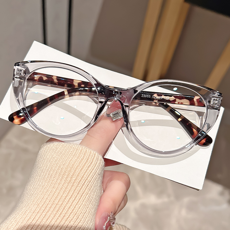Street Fashion Photography - Fashionable and retro small-framed cat-eye anti-blue
