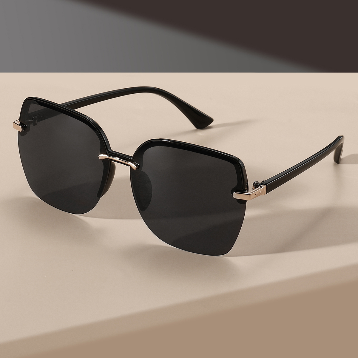Street Fashion Photography - Retro Minimalist Large Square Frame Glasses