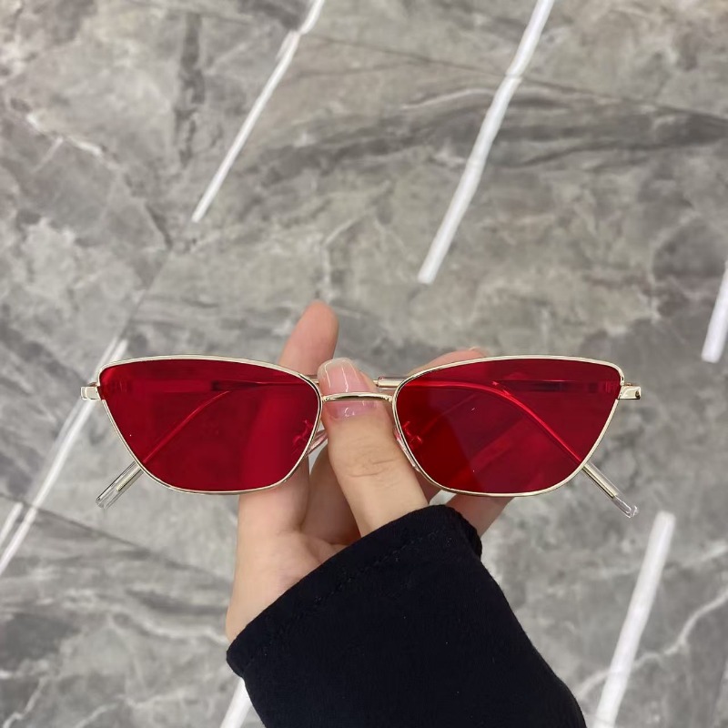Fashionable Rhombus-Shaped Met - Street Fashion Photography recension och pris